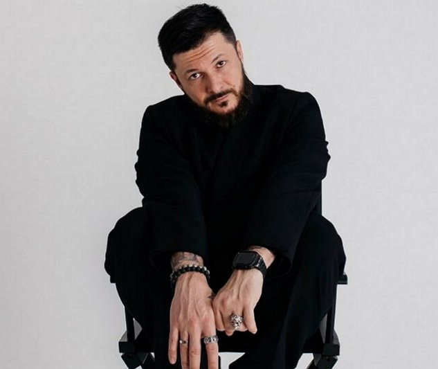 Дмитрий Шишкану соблазняет фанаток экскурсией по поляне Дмитрий Шишкану соблазняет фанаток экскурсией по поляне