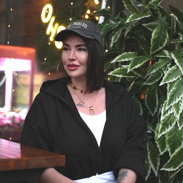 Александра Черно радуется дорогому подарку от знакомой Александра Черно радуется дорогому подарку от знакомой