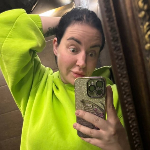 Александра Черно ради забавы принесла домой живую птицу Александра Черно ради забавы принесла домой живую птицу