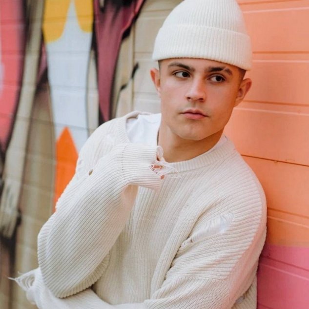 Никита Гуранда теперь живёт в одной комнате с новенькой Никита Гуранда теперь живёт в одной комнате с новенькой