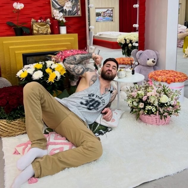 Никита Гуранда теперь живёт в одной комнате с новенькой Никита Гуранда теперь живёт в одной комнате с новенькой