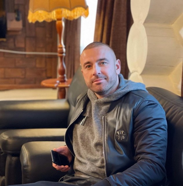 Алексей Адеев подрабатывает личным уборщиком Рахимовой Алексей Адеев подрабатывает личным уборщиком Рахимовой